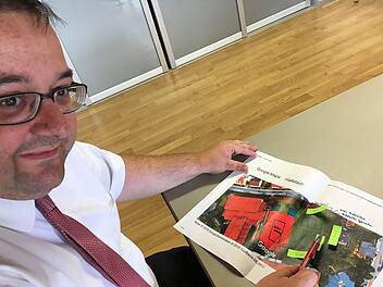 Bürgermeister Thomas Söder hat schon einen Entwurf der Stadtverwaltung, wie das Schulsportgelände für  die Kerwa aufgeplant werden könnte. Foto: Anette Schreiber