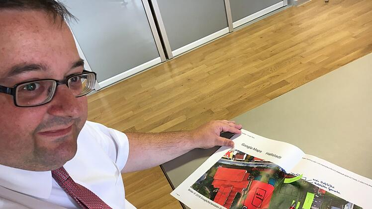 Bürgermeister Thomas Söder hat schon einen Entwurf der Stadtverwaltung, wie das Schulsportgelände für  die Kerwa aufgeplant werden könnte. Foto: Anette Schreiber