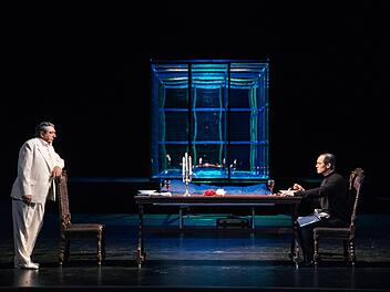 "Masse Mensch Macht": Stephan Kaluzas Schauspiel "30 Keller" feierte Premiere am Landestheater Coburg. Szene mit Bernhard Leute (links) und Nils Liebscher.Foto: Sebastian Buff