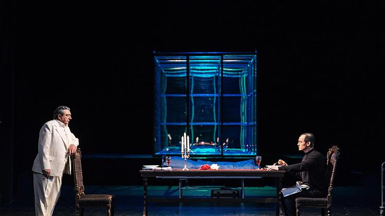 "Masse Mensch Macht": Stephan Kaluzas Schauspiel "30 Keller" feierte Premiere am Landestheater Coburg. Szene mit Bernhard Leute (links) und Nils Liebscher.Foto: Sebastian Buff