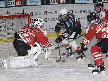 Der Haßfurts Georg Lang (Mitte) mit einer großen Chance, doch der Buchloer "Goalie" Martinaj Arion kann sich den Puck noch schnappen; von rechts Lucas Ruf und Tobias Treichtl.Ralf Naumann