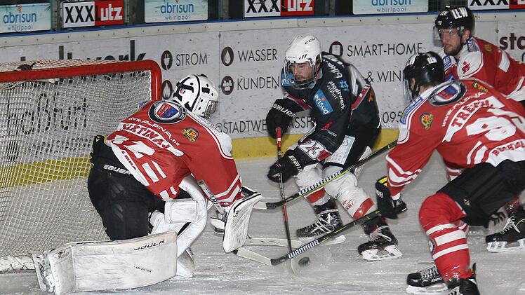Der Haßfurts Georg Lang (Mitte) mit einer großen Chance, doch der Buchloer "Goalie" Martinaj Arion kann sich den Puck noch schnappen; von rechts Lucas Ruf und Tobias Treichtl.Ralf Naumann