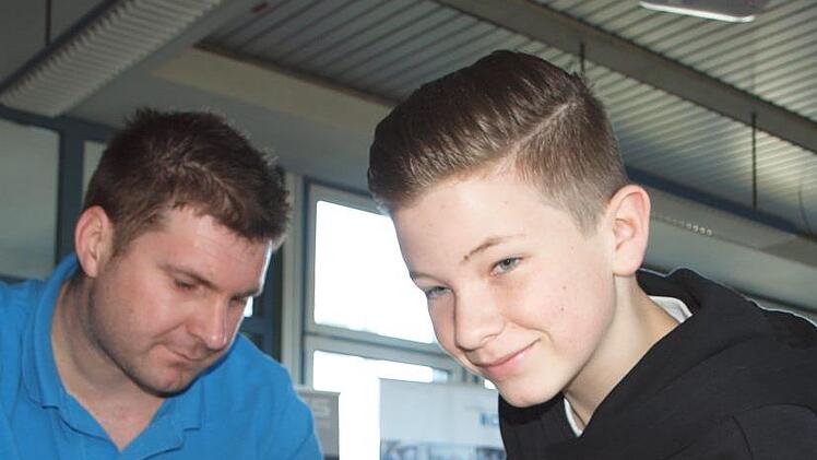 Der 13-jährige Realschüler Luca Wachter aus Breitengüßbach fertigte am Stand von Kern-Stahlbau aus Großheirath unter der Anleitung des Ausbilders Andreas Neeb einen Handyhalter.