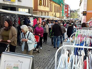 Ihrem Namen machte die Fußgängerzone  von Bad Brückenau alle Ehre. Den ganzen Nachmittag war die Ludwigstraße stark frequentiert. Auch viele Besucher aus dem Umland waren zum traditionellen Frühlingsmarkt nach Bad Brückenau gekommen. Rolf Pralle