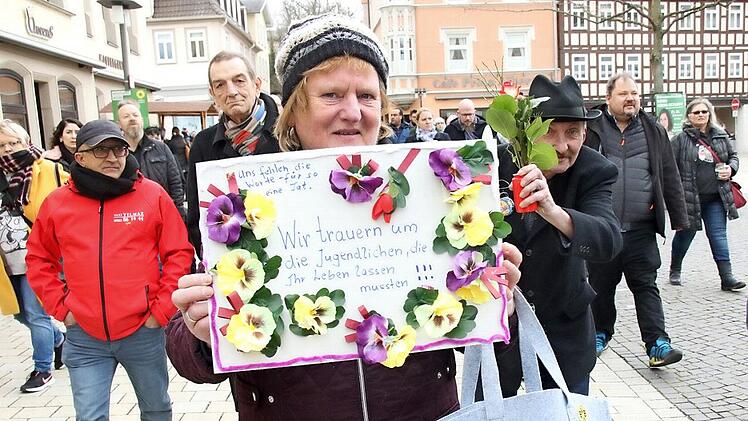 Wenn die Worte fehlen, kann es hilfreich sein, gemeinsam zu schweigen - und damit dann gemeinsam ein starkes Zeichen zu setzen. Fotos: Michael Stelzner