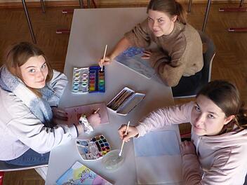 Die Schüler des P-Seminars, unter anderem Viktoria Eckert (rechts), Kaja Völker (links) und Lisa Mock (hinten) haben - noch vor dem Corona-Lockdown - das Jona-Buch illustriert. Foto: Bianca Riedmann