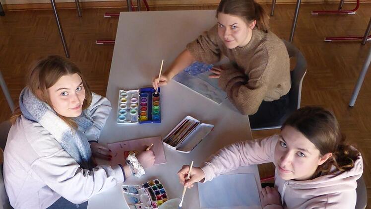 Die Schüler des P-Seminars, unter anderem Viktoria Eckert (rechts), Kaja Völker (links) und Lisa Mock (hinten) haben - noch vor dem Corona-Lockdown - das Jona-Buch illustriert. Foto: Bianca Riedmann