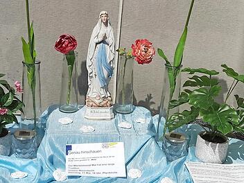 Im KDFB-Schaufenster ist ein Marienaltar zu sehen.