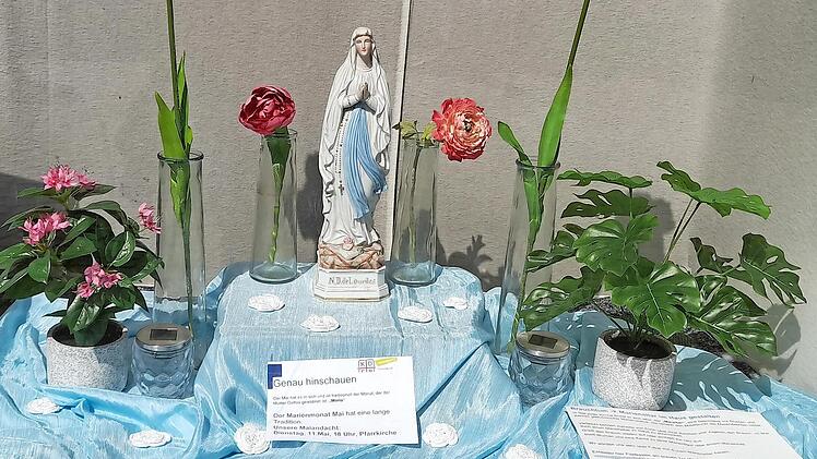 Im KDFB-Schaufenster ist ein Marienaltar zu sehen.