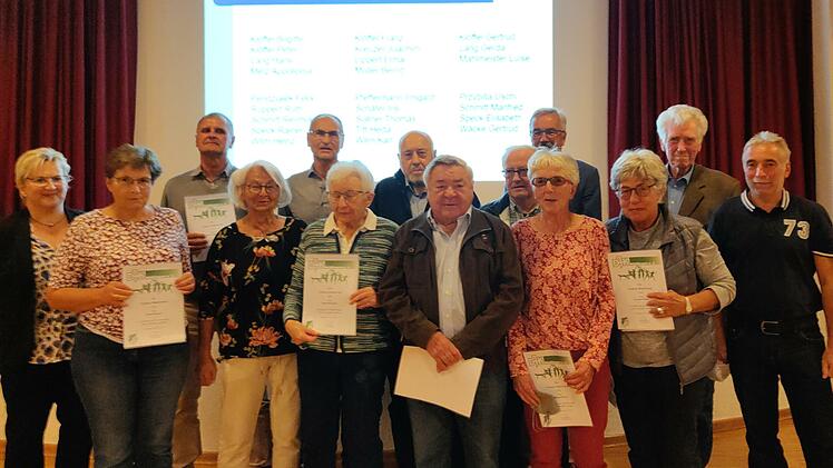 Viele Ehrungen von 50-jähriger Mitgliedschaft standen bei der DJK Nüdlingen an, so dass zwei Bilder von den Ausgezeichneten  fotografiert werden mussten.  Vorne, von links:  Ruth Ruppert, Luise Hochrein, Elisabeth Speck, Elmar Lippert, Hildegard Kiesel, Gertrud Wäcke, Thomas Hofmann; hinten, von links:            Anita Hofmann, Günther Theo Kiesel, Jochen Kreuzer, Hans Lang, Felix Pedzialek, Günter Kiesel und Karl Wilm.  Foto: Petra Przybilla