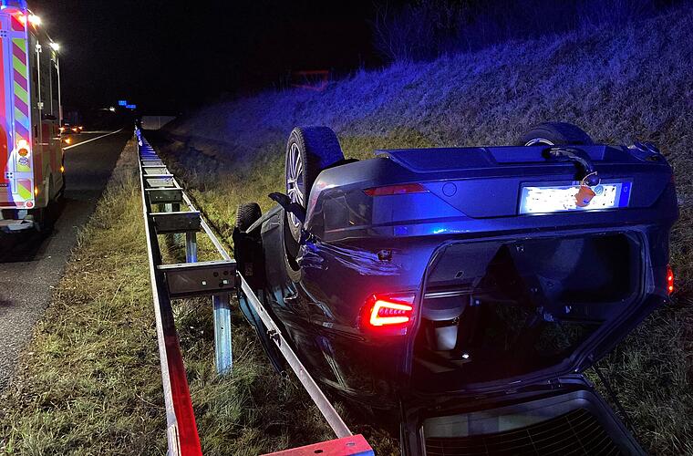 A9 bei Bayreuth: Rentner holt Neuwagen und landet auf Dach - Retter überquert ganze Autobahn