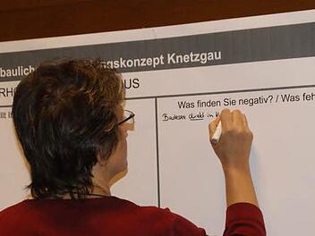 Wo hat Knetzgau Schwächen, was kann besser gemacht werden und wie? Die Knetzgauer formulierten ihre Wünsche und ihre Ideen für die Zukunft ihres Dorfes. Foto: sw