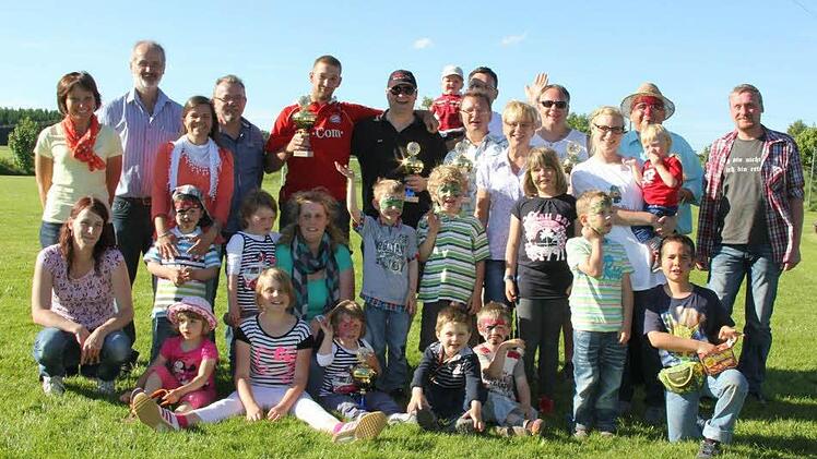 Kindergartenkinder und Vertreter der Mannschaften sowie (von links): Kindergartenleiterin Rosi Ströhlein, Organisator Alfred Thoma, Elternbeiratsvorsitzende Andrea Hofmann, Schiedsrichter Robert Fischer und Wickie-Vorsitzender Christian Vetter (ganz rechts).  Fotos: Uwe Thoma