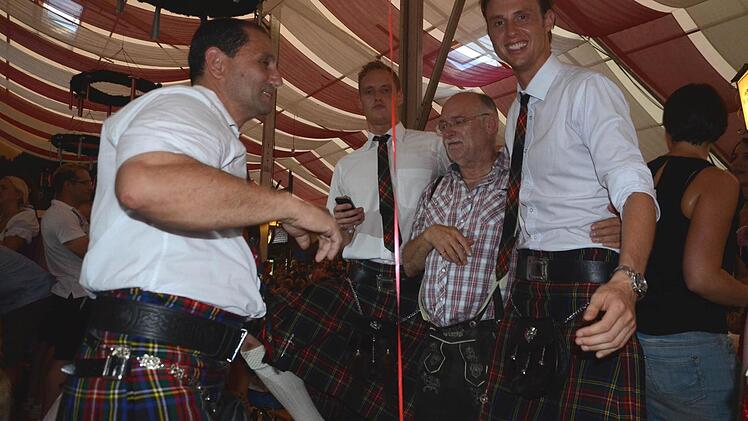 Ob Schottenrock oder Lederhose - das Kulmbacher Bierfest lässt sich in jeder Bekleidung genießen. Fotos: Dieter Hübner und Sonja Adam