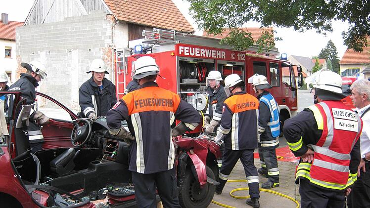 Mit einer Schauübung demonstrierte die Wehr ihr Können - nach dem sie es unmittelbar zuvor im realen Einsatz getan hatte. Fotos: Dieter Grams