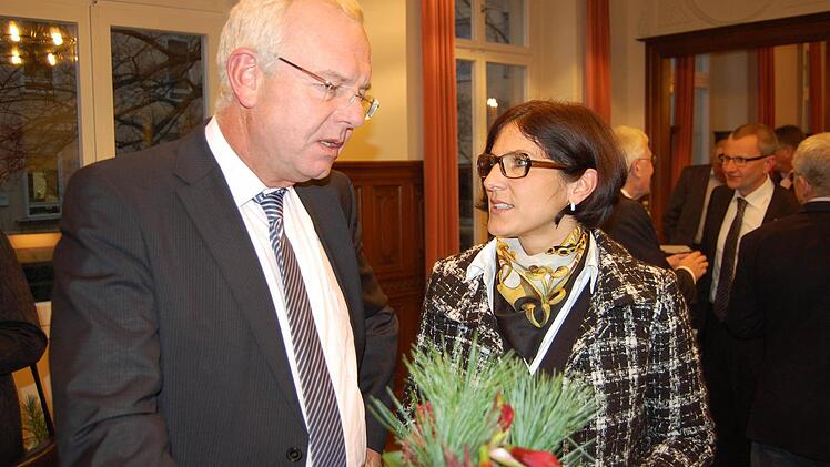 Thomas Kreuzer mit der stellvertretenden IHK-Hauptgeschäftsführerin Patricia Leistner-Hofmann