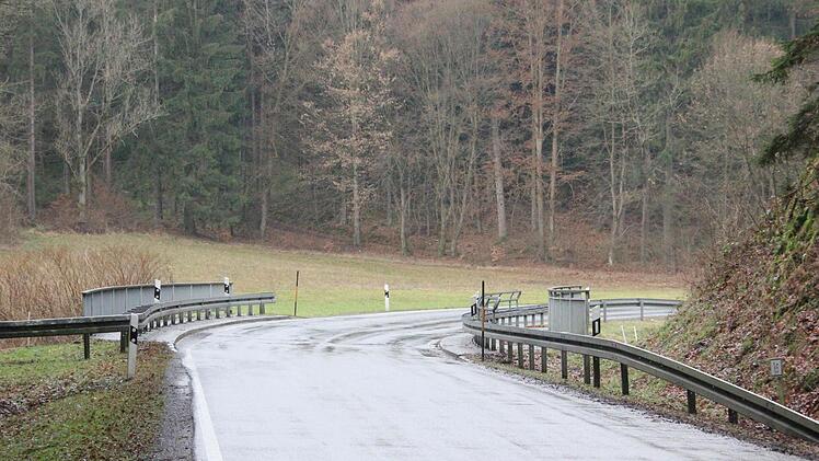 Nach der Brücke soll die Straße geradewegs durch den Felshang getrieben werden.  Foto: Friedwald Schedel