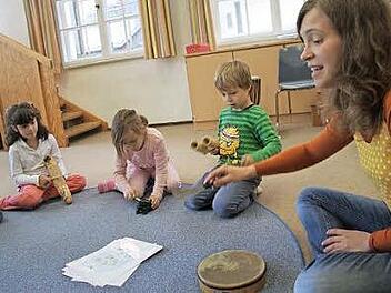 Lisa Stenglein probt mit den Kindern aus der musikalischen Früherziehung den großen Auftritt - ein Froschlied. Foto: Sonja Adam