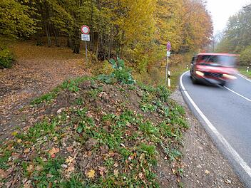 Unschönes Provisorium: Die Stadt Scheßlitz hat Erdhaufen an der B 22 aufschütten lassen, damit sich an den Flurwegen des Würgauer Bergs keine Schaulustigen mehr aufstellen können. Von der Lösung sind nicht alle Würgauer begeistert.  Foto: Ronald Rinklef