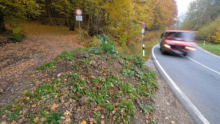Unschönes Provisorium: Die Stadt Scheßlitz hat Erdhaufen an der B 22 aufschütten lassen, damit sich an den Flurwegen des Würgauer Bergs keine Schaulustigen mehr aufstellen können. Von der Lösung sind nicht alle Würgauer begeistert.  Foto: Ronald Rinklef