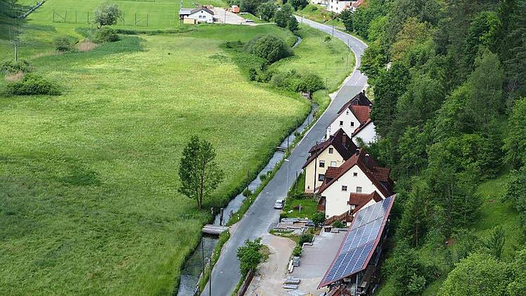 Hier soll die Trubach entlang der Staatsstraße in Wolfsberg verlegt werden (Blick von der Burgruine Wolfsberg).  Foto: Franz Galster