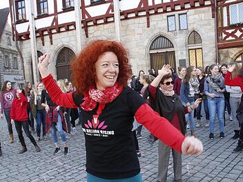 Auch in Forchheim tanzten die Frauen für Würde, Respekt, Toleranz und Selbstbestimmung. Foto: Josef Hofbauer