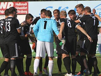 Entschlossen und geschlossen: Nicht nur beim Kreis vor dem Anpfiff, auch in den Spielen selbst trat der FC Sand als Einheit auf und war nach einer kurzen Findungsphase für jeden Gegner schwer zu schlagen.