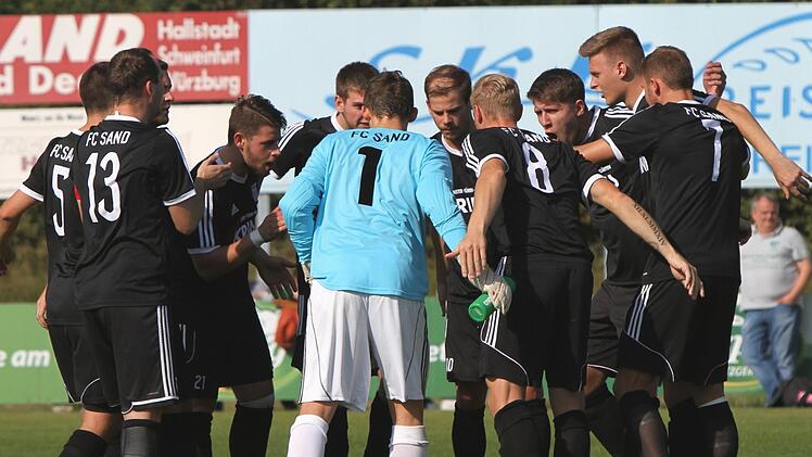 Entschlossen und geschlossen: Nicht nur beim Kreis vor dem Anpfiff, auch in den Spielen selbst trat der FC Sand als Einheit auf und war nach einer kurzen Findungsphase für jeden Gegner schwer zu schlagen.