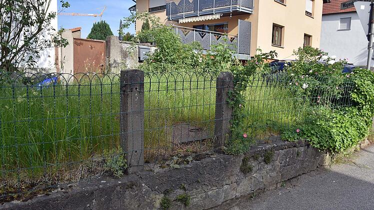 Der alte Hochbehälter in der Brunnenstraße in Untertheres (Bildmitte) soll im Zuge der Sanierung der Straße zurückgebaut und verfüllt werden.Ulrike Langer