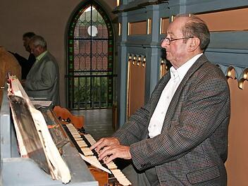 Josef Galster 2012 an der Orgel - 70 Jahre war das ein vertrautes Bild. Foto: Archiv, Galster