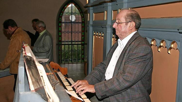 Josef Galster 2012 an der Orgel - 70 Jahre war das ein vertrautes Bild. Foto: Archiv, Galster