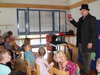 Ihren Spaß hatten die Jüngsten mit Kinderzauberer Dr. Blume.gst