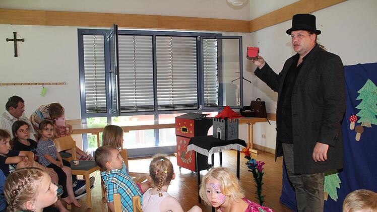 Ihren Spaß hatten die Jüngsten mit Kinderzauberer Dr. Blume.gst
