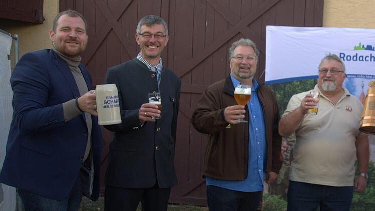 Beim Brauhausfest in Unterelldorf konnten die Gäste am Samstag nicht nur das Produkt des einheimischen Brautraditionsvereins testen, sondern weitere Sorten aus dem Rodachtal. Einen Toast auf "100 Jahre Freistaat Bayern" und die heimische Bierkultur brachten aus (von links): Bürgermeister Martin Mittag, Oskar Deglmann (ALE), Biersommelier Markus Raupach, Helfried Schleicher (Unterelldorf), Stefan Pachsteffl (Seßlach), Rodachtal-Botschafter Hendrik Dressel (Gemünda) und Helmut Florschütz (Roßfe...