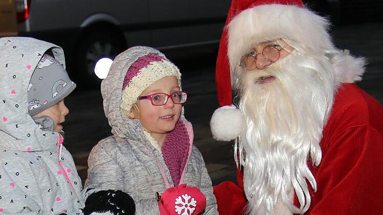 Selina und Emila sagen dem Nikolaus ein Gedicht auf und bekommen dafür eine kleine Belohnung.