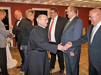 Bürgermeister Helmut Blank, seine beiden Stellvertreter Andreas Trägner und  Axel Knauff sowie der geschäftsleitende Beamte Stefan Bierdimpfl begrüßten  alle Gäste des städtischen Neujahrsempfangs mit Handschlag. Foto: Dieter  Britz