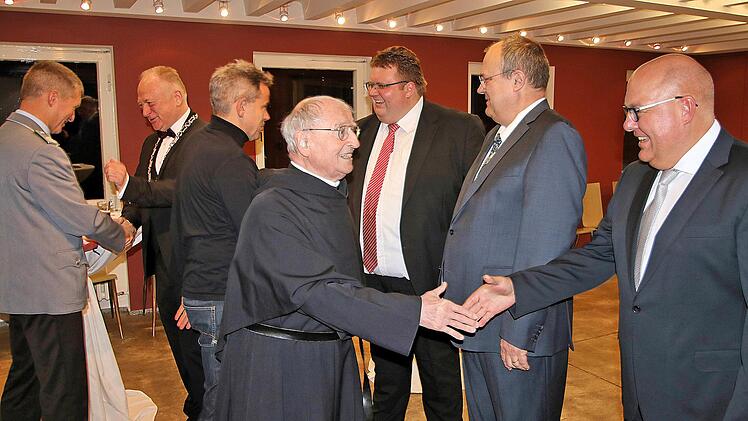 Bürgermeister Helmut Blank, seine beiden Stellvertreter Andreas Trägner und  Axel Knauff sowie der geschäftsleitende Beamte Stefan Bierdimpfl begrüßten  alle Gäste des städtischen Neujahrsempfangs mit Handschlag. Foto: Dieter  Britz