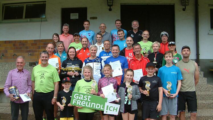 Unter den Bestplatzierten in den jeweiligen Altersgruppen befanden sich zahlreiche Läufer aus dem Kreis Kronach. Mit im Bild Organisator und Bürgermeister Gerhard Wunder (Zweiter von links) Foto: Hans Franz