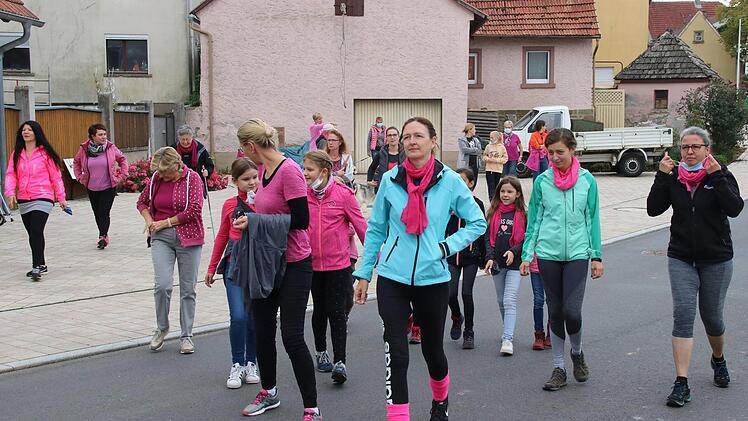 Etwa 40 Frauen und Mädchen aus Wermerichshausen marschierten beim Pinklauf rund um Wermerichshausen mit.  Foto: Dieter Britz