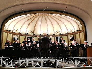 Erstmals seit 2019 gemeinsam auf einer Bühne vereint: Der Konzertchor der Kissinger Sängervereinigung beim Adventskonzert in der Wandelhalle.