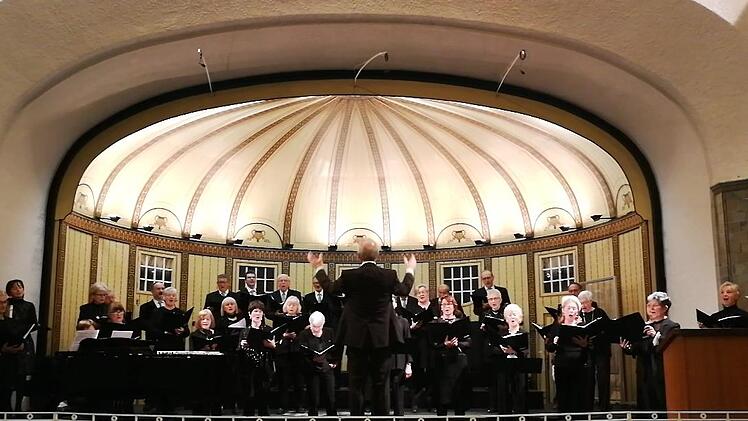 Erstmals seit 2019 gemeinsam auf einer Bühne vereint: Der Konzertchor der Kissinger Sängervereinigung beim Adventskonzert in der Wandelhalle.