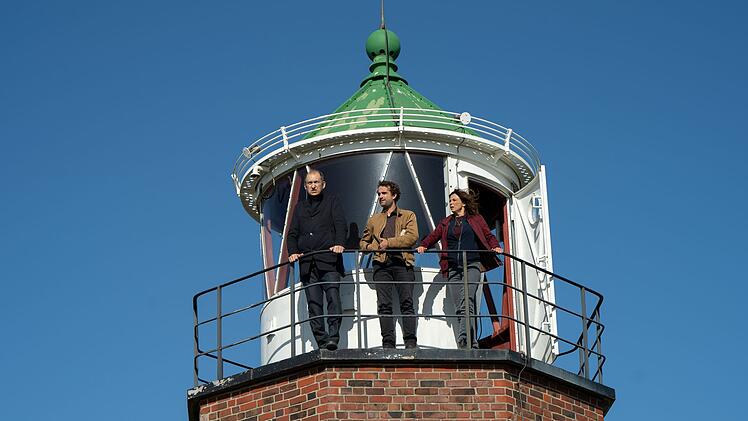 Die Sylter Ermittler Sievers (Peter Heinrich Brix, links), Hinnerk Feldmann (Oliver Wnuk) und Ina Behrendsen (Julia Brendler) sind auf einen Leuchtturm am Sylter Strand gestiegen. Von hier aus m&uuml;sste der t&ouml;dliche Pfeil auf ihr neustes Mordopfer abgeschossen worden sein.