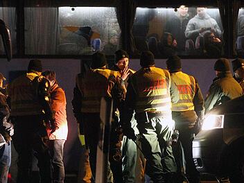 Nach dem Überfall stehen Polizisten am Rastplatz "Steigerwald-Süd" an der A3 vor einem der Fan-Busse, die angegriffen wurden. Foto: News5/Herse