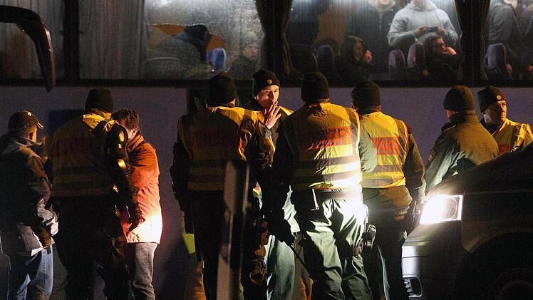 Nach dem Überfall stehen Polizisten am Rastplatz "Steigerwald-Süd" an der A3 vor einem der Fan-Busse, die angegriffen wurden. Foto: News5/Herse