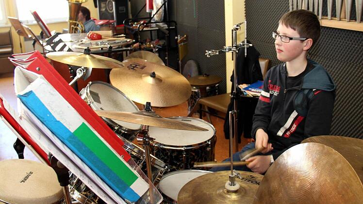 Der Herr der Becken und Drums heißt Martin Gumbmann.  Fotos: J. Blum