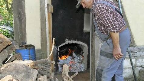 Den Ofen beheizt er mit Wurzelballen.  Fotos: Mathias Erlwein