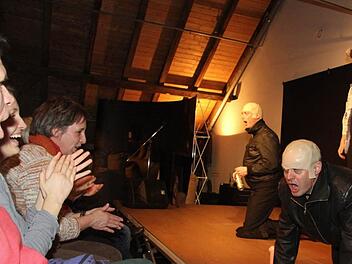 Ein gefährliches Terrain: TBC macht auch vor der rechten Szene nicht Halt - und thematisiert die Pausenhof-CD-Aktionen.