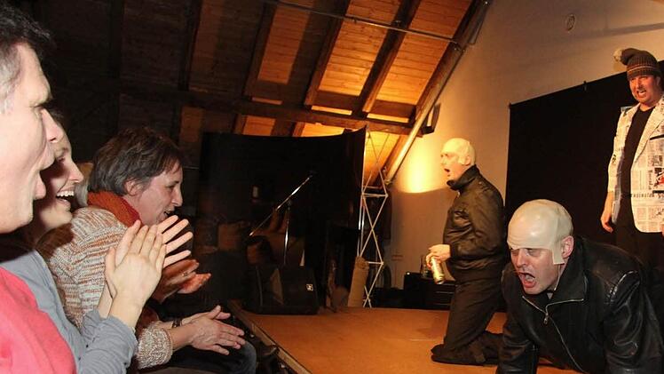 Ein gefährliches Terrain: TBC macht auch vor der rechten Szene nicht Halt - und thematisiert die Pausenhof-CD-Aktionen.