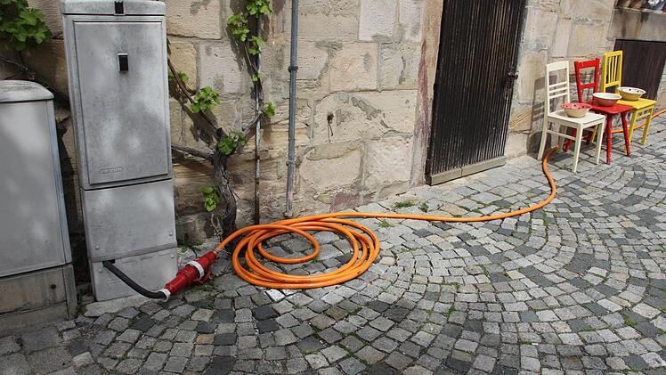 Dicke Kabel ragen aus den Strom-Verteilerkästen.
