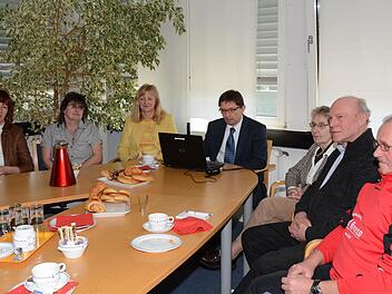 Angeregtes Gespräch in kleiner Runde: Beim Leser-Frühstück diskutierten gestern (von links) Christine Moritz aus Thurnau, Andrea Will aus Motschenbach, Monika Lederer aus Stadtsteinach, BR-Redaktionsleiter Alexander Müller, Edith Lauterbach aus Kulmbach, Hermann Hugel aus Ebersbach und Hans Dippold aus Kulmbach. Foto: Dagmar Besand